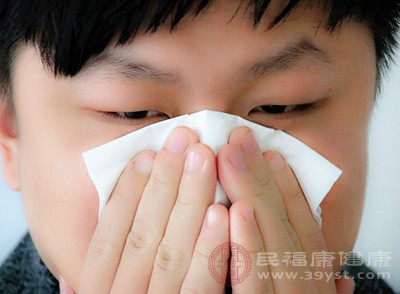 喷嚏不断 鼻涕控不住 只是感冒了吗 过敏性鼻炎和感冒如何区分