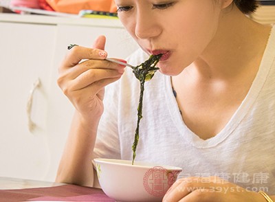 饮食上荤素搭配，合理饮食