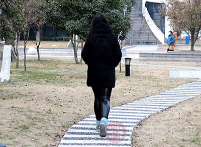 女人在家做好飯收拾好屋子就會出去走路