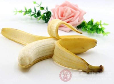 多吃些香蕉、牛奶等富含镁等微量元素的食物，让自己开心起来