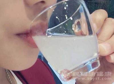 每天要喝1500毫升以上的水，缺水也会影响睡眠