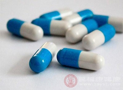 消炎藥是為了緩解炎癥，抗生素則是用來(lái)預(yù)防或治療細(xì)菌感染的藥物