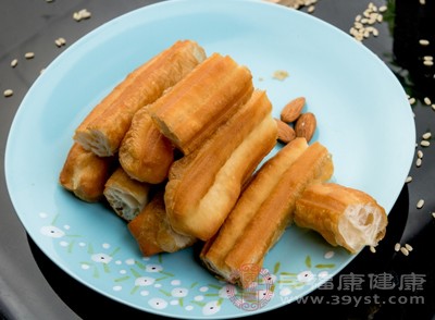 像油饼油条这样的油炸食品，往往具有很高的脂肪含量，但是营养价值却是低得可怜