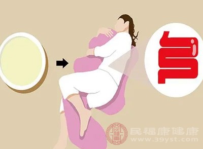 夾著被子睡是一種生活中比較常見的女性的睡覺姿勢