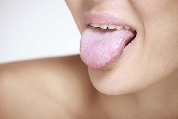 舌头发白 舌头发白是什么原因 原来舌头的颜色与它有关