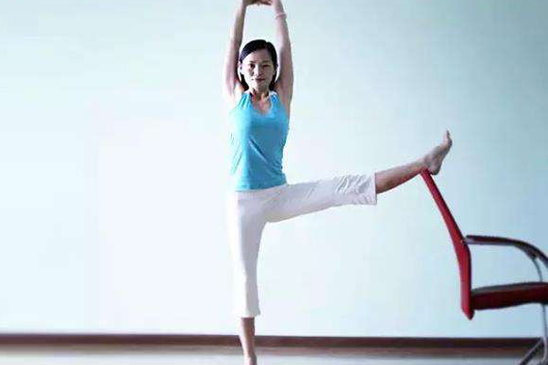 一,侧抬腿:消大腿内,外侧,消侧腰.