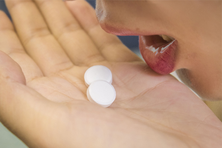 调节月经周期，一般可以口服或注射黄体酮和口服短效避孕药