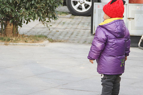小孩子出血个子偏矮，身高明显小于同年龄同阶段的小孩子，基本上就可以考虑是矮小症。