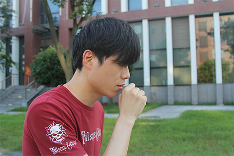 哮喘的特征，第一个就是哮喘发作前的两三分钟常有过敏的表现，如鼻子或眼睛发痒变红、打喷嚏、流涕，这些表现叫先兆症状，随后，立即出现胸闷