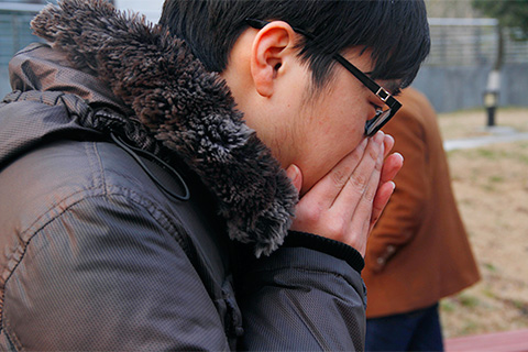 由食管反流、食管的贲门、括约肌功能下降，酗酒引起的吸入性肺炎，在吸入以后可能就会有高热、咳嗽等肺炎的症状。