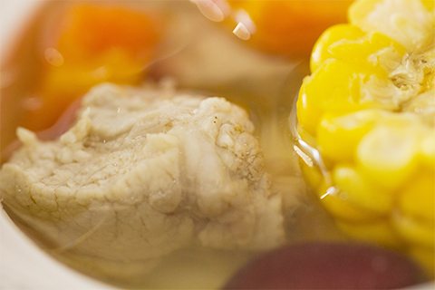 排骨汤中含有丰富的蛋白质、脂肪、维生素骨胶原以及一些微量元素