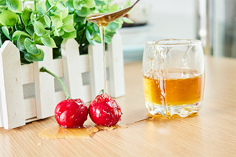 蜂蜜是蜜蜂从花中采取的花蜜在蜂巢中经过酿制而成的 蜂蜜是蜜蜂从花中采取的花蜜在蜂巢中经过酿制而成的