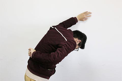 腰椎间盘突出症的患者会出现腰疼、下肢麻木等症状