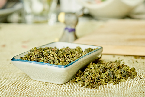 乌龙茶也叫做青茶，属于半发酵茶，也是中国几大名茶之一