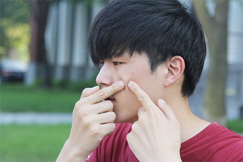 当脸上出现痘痘时一定要采取科学的方法进行治疗 当脸上出现痘痘时一定要采取科学的方法进行治疗