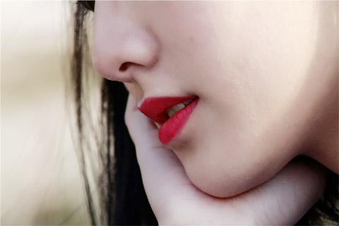 嘴角周围长痘痘也是比较常见的一种 嘴角周围长痘痘也是比较常见的一种