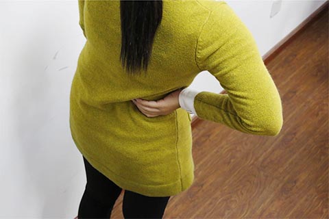 腰椎间盘突出会引起腰部疼痛、下肢麻木、坐骨神经痛等症状