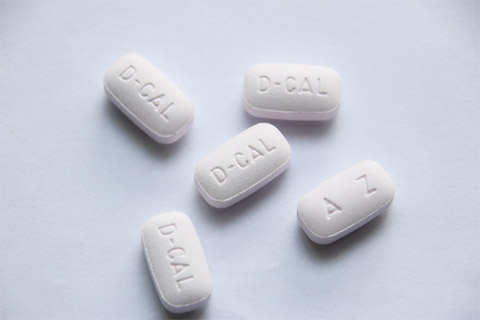 更年期期间的女性要注意钙质的补充，避免出现骨质疏松的情况