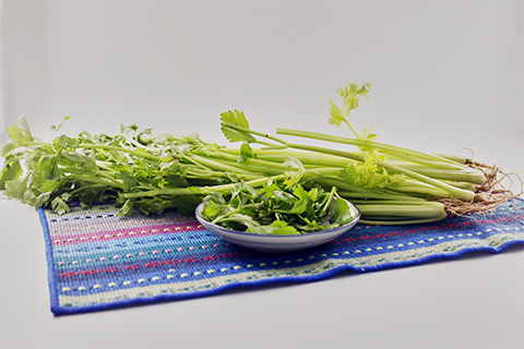 一是含水量和含钾量丰富的食物，如芹菜、牛奶、土豆等
