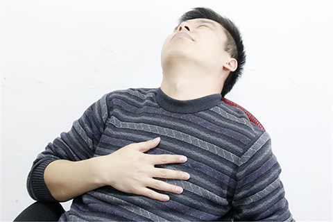 患有肺气肿的患者会出现典型的气短、胸闷等症状