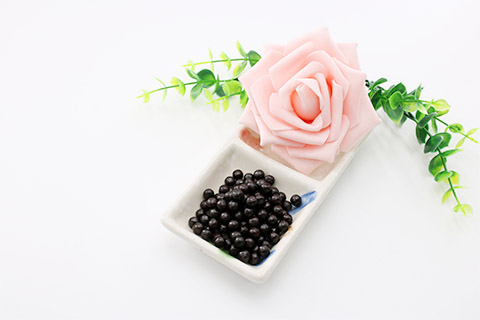 月经没来在医生的指导下服用一些中成药进行治疗，如艾附暖宫丸、当归丸等