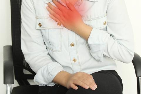 女性可表现为胸部胀痛