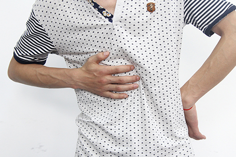 肺钙化是指肺部组织被结核杆菌感染之后，使肺部组织被破坏，肺组织的正常结构消失，功能消失，会出现坏死，这些坏死结构会出现钙化