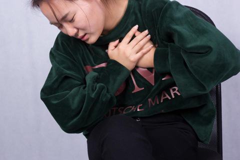 女性的精神和神经也会出现异常，出现焦虑、抑郁、烦躁、易怒、疲乏等症状