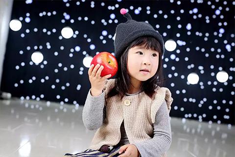 很多准妈妈在怀孕的时候总是希望提前知道自己即将出生的宝贝是男孩还是女孩，为此会通过各种办法来知晓孩子的性别，但是并不需要这么麻烦