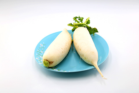 您可选择一根白萝卜，将其去皮切片后，放入锅中