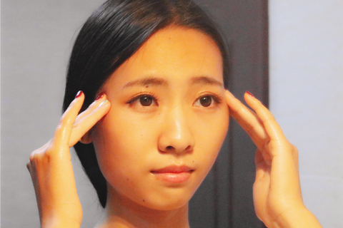 如果是颞部凹陷，可以将自体脂肪或者是假体材料填充到颞部位置