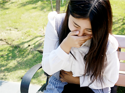 首先要看女性在什么情况下出现的干呕