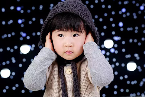 　　孩子是夫妻爱情的结晶，也是一个家庭里的希望，孩子的健康可以说是时时刻刻牵动着家人的心，而大家发现没有，在我们平时生活中能够遇到一些孩子两三岁了，也能够正常的运动，能够理解人的意思，怎么看都是正常的，但就是有个问题，那就是不会说话，只会咿咿呀呀的叫唤，这可愁怀了家长，毕竟别家的孩子这么大都能够和大人交流了，而自家的孩子话都不会说是什么原因导致的呢?  　　1、可能是智力低下，如果智力水平比较低的话，不仅难以理解别人说话的意思，对于家长表现的行为也很难理解，最为关键的就是模仿的能力也比较差，在生活中表现出来就是不会说话，并且性格比较沉闷不爱动也不爱笑。有这样情况的孩子一定要定期前往医院进行检查，不仅是为了孩子的健康，也是为了孩子的未来要早发现早治疗，才能够帮助你早日恢复健康。  　　2、听力存在缺陷，很多时候不会说话，问题并不是出在了智力上，可能是出在了听力上面，如果孩子先天存在听力的障碍，无法很好地听清别人的声音，就会影响到孩子对于语言的学习，导致孩子无法正常地说话。  　　3、可能是失音问题，而如果孩子到了该有的年纪还是无法说话，那就有可能是一些神经性的因素导致的失音问题了，也可能是脑部受到损伤以后引发的失语问题，这多见于一些五六岁还是无法说话的孩子身上，一旦发现孩子有这样的问题，就要尽早看医生，积极进行治疗方能避免。  　　以上的三种情况是生活中最为常见的导致孩子不会说话的原因，如果你对此存在疑虑或者自己无法很好的判断孩子的情况，建议还是去医院做一个详细的检查，找到根本的原因方能避免这样的问题出现。