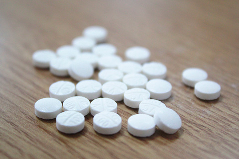 若是不想要宝宝，带上避孕套，不要让女性吃紧急避孕药，因为它对身体的伤害也是比较大