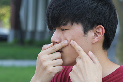 如果发现脸颊上充满了痘痘，很大部分原因是和肺以及肝功能降低有关系