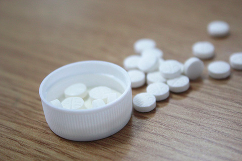 黄体酮是一种天然的孕激素，主要由卵巢的黄体分泌，是维持妊娠的必需品，能够降低妊娠子宫的兴奋性，使胎儿在子宫内健康生长