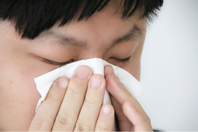 鼻窦炎患者比较明显的症状就是浓鼻涕多,且经常发生鼻塞的现象,鼻涕的