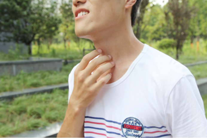 在换季时，人很容易发生嗓子痒、咳嗽的情况。有的人可能两三就能缓解过来，多喝点水就好了，而有的人因为身体机能下降等原因