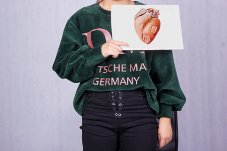 人在生气或者是遭遇巨大的刺激和惊吓，心脏的跳动会变得非常快