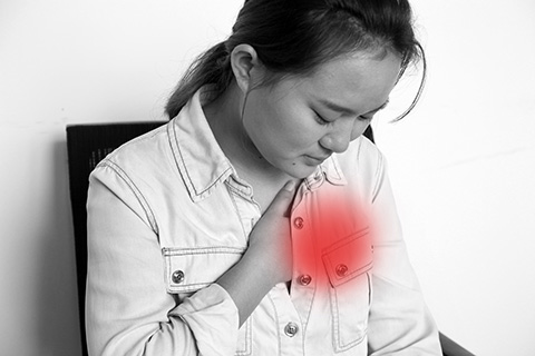 急性乳腺炎在刚刚开始的时候，会出现侧乳房胀满、疼痛