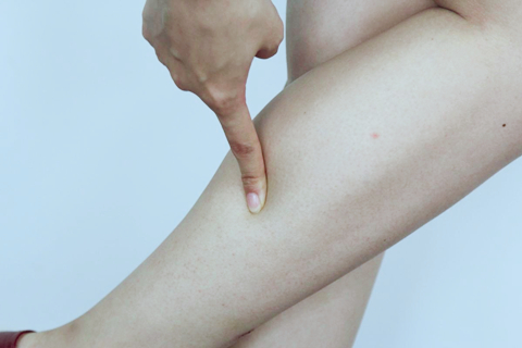 孕妇出现腿抽筋的现象，可以绷直脚部