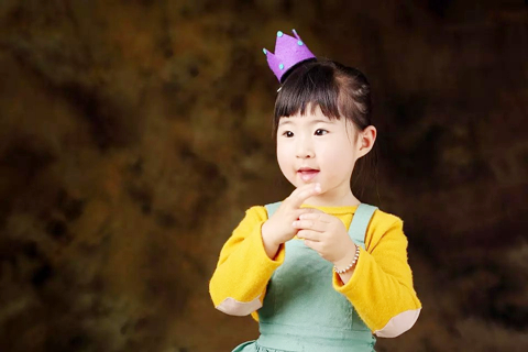 现在生活水平慢慢的提高了，孩子也不像以前那样放养了，从小爸爸妈妈就会当宝一样的捧在手心里