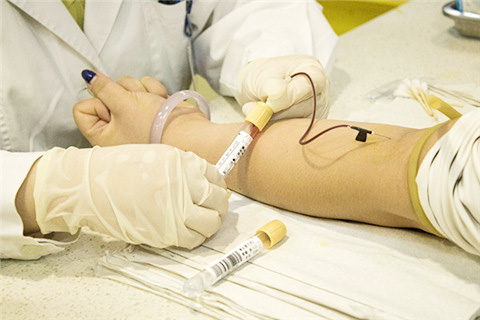 做唐氏综合症筛查时，主要是采用联合血清学的方法进行筛查