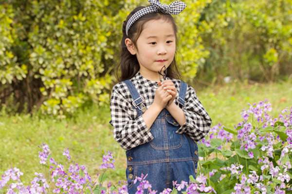 在日常生活中，部分家长可能观察到小孩子在季节交替或者是晨起时，会出现打喷嚏、鼻痒的症状