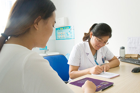 女性在服用流掉胚胎的药物后，等待2个小时到4个小时左右，肚子会开始疼痛