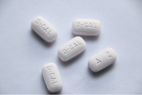 女性要按照药品说明书的要求，按时、按剂量服用避孕药