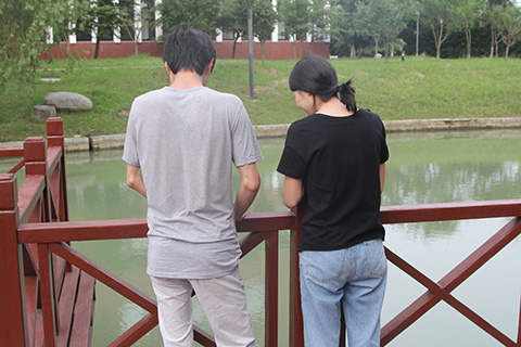 夫妻双方在备孕期间的性生活频率控制在正常的范围即可