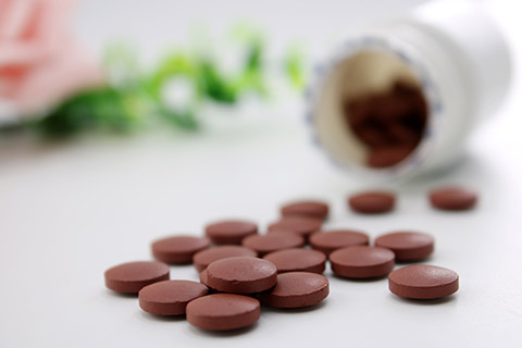 可以在医生的指导下用茵栀黄等退黄的药物来治疗 可以在医生的指导下用茵栀黄等退黄的药物来治疗