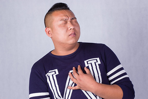 胸闷、胸痛是心脏不好最早出现的症状