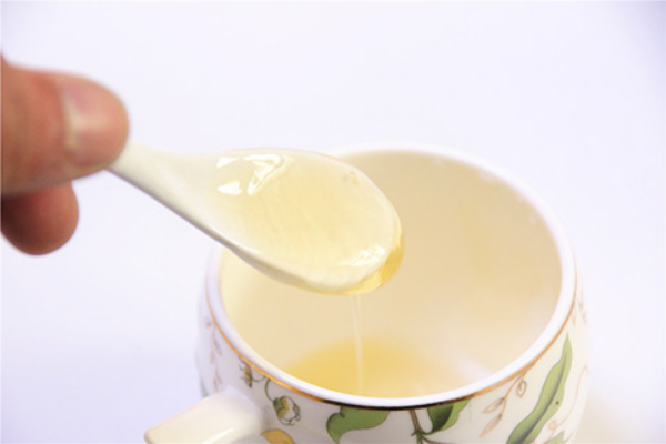 纯天然的蜂蜜、蜂胶和蜂巢对鼻炎患者来说都与很好的效果